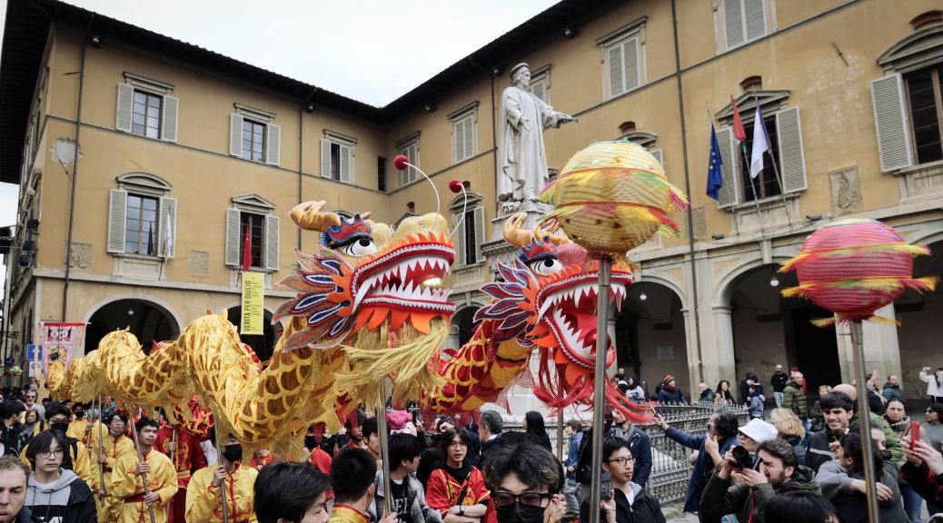 Anno Del Serpente A Prato La Sfilata Del Capodanno Cinese Foto